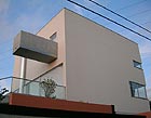 Wohnhaus mit auskragendem Balkon